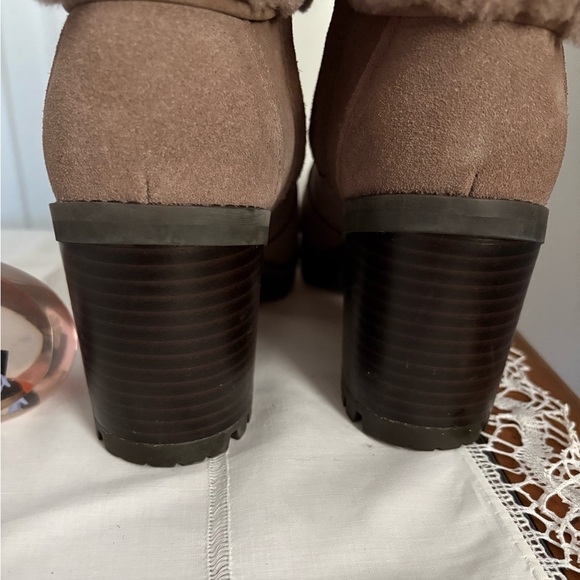UGG Suede and Shearling Block Heeled Boots with Fur Trim Size 9 NWOT - Picture 5 of 7
